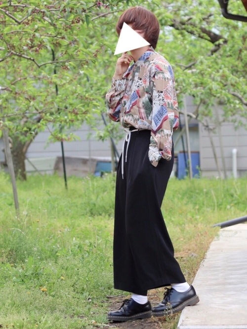 ワイドパンツ×柄シャツ
